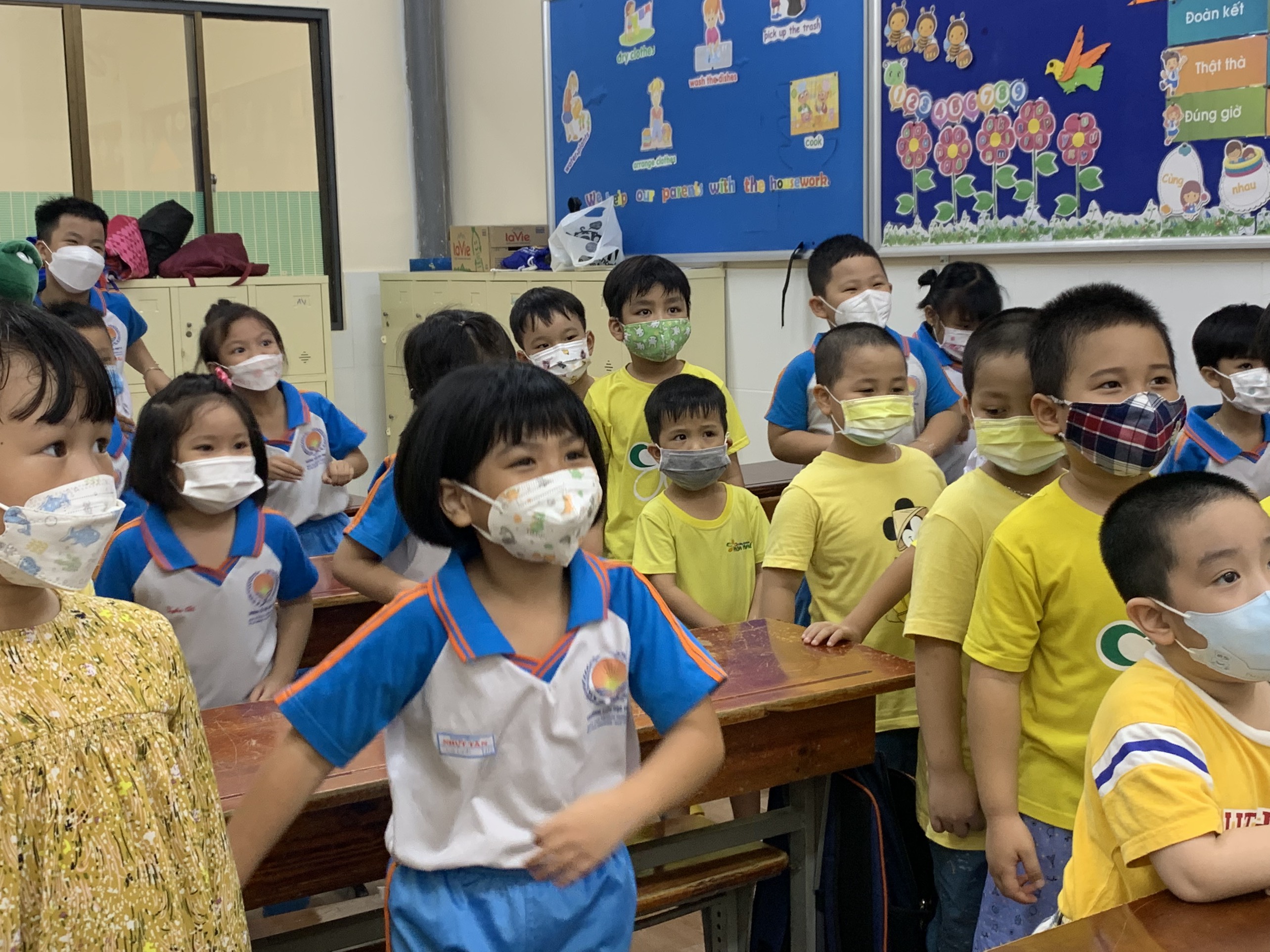 Các bé lớp Lá  trường mầm non Hoa Mai đến thăm quan Trường tiểu  học Nhựt Tân.